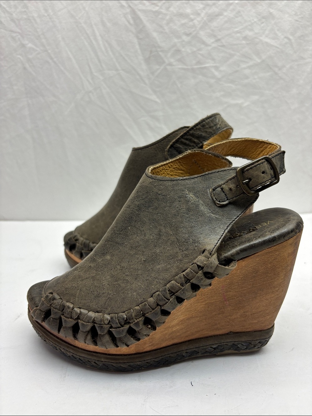 Very Volatile Olive Brown Leather Sandals SZ 6, box 56